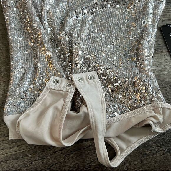Express NWT Sequin Deep V-Neck Thong Bodysuit Size XS - Picture 5 of 11